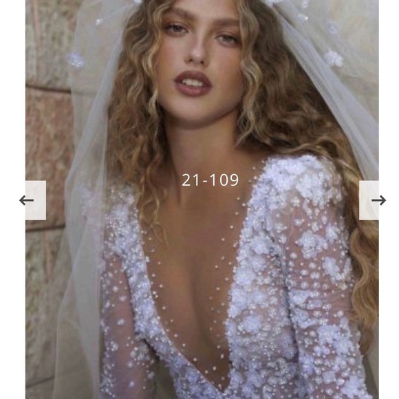 💎🤍💎 Berta Wedding Dress & Matching Veil 19-201 from 2022 Bridal Collection - Picture 7 of 9